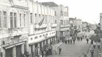 Rua XV de Novembro, a mais movimentada de Ponta Grossa na dcadas iniciais do sculo XX. Ponto de concentrao noturno, na Rua XV estavam os cinemas, bares, cafs e outras casas de divertimento dos ponta-grossenses. O "footing" tornou-se uma tradio para toda populao local, s abandonada aps a remodelao da praa Baro do Rio Branco em 1938. (clique para ampliar)