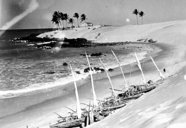 Foto antiga da Praia de Areia Preta.
                           