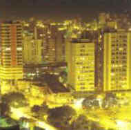 vista area parcial noturna da cidade